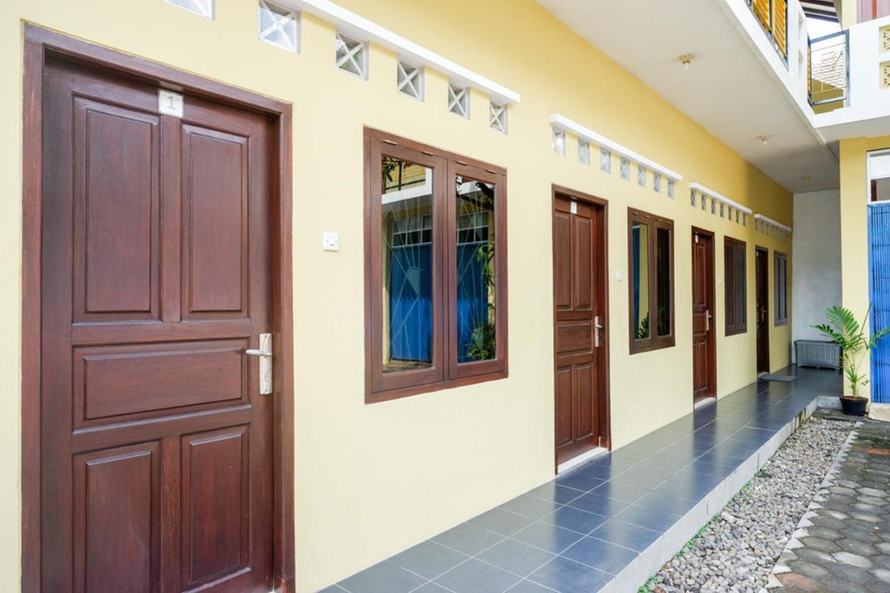 Отель Reddoorz Syariah Near Exit Tol Krapyak Семаранг Экстерьер фото